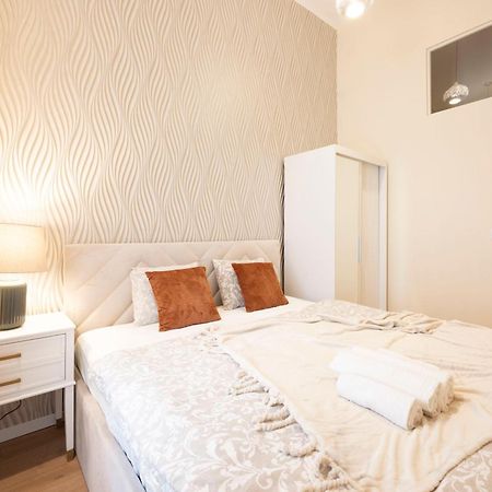 Cozy Boulevard Apartment In The Heart Of บูดาเปสต์ ภายนอก รูปภาพ