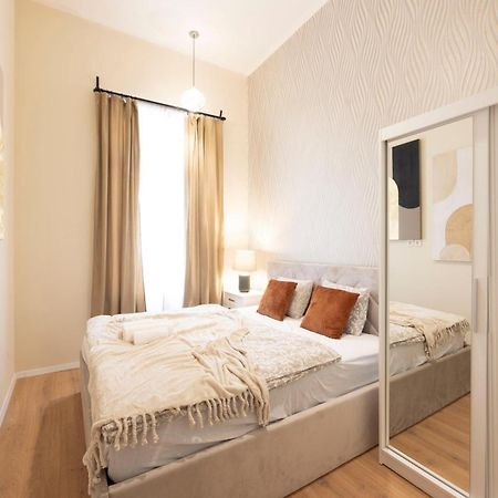 Cozy Boulevard Apartment In The Heart Of บูดาเปสต์ ภายนอก รูปภาพ
