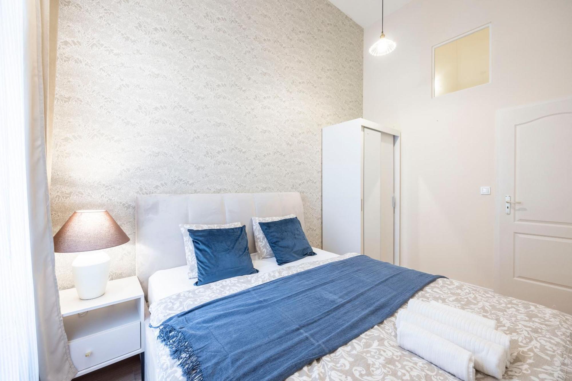 Cozy Boulevard Apartment In The Heart Of บูดาเปสต์ ภายนอก รูปภาพ