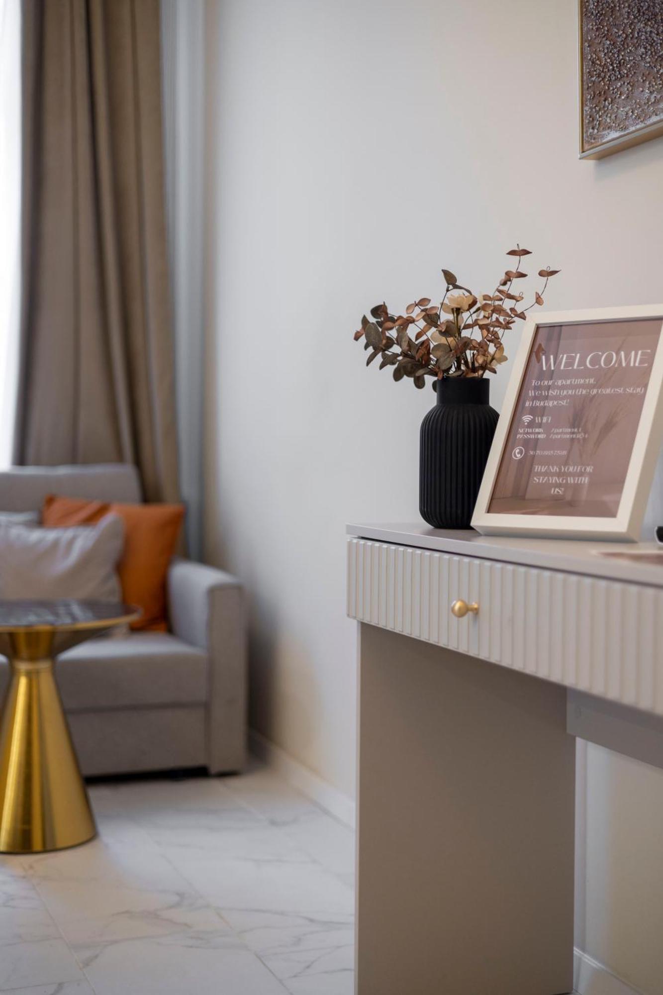 Cozy Boulevard Apartment In The Heart Of บูดาเปสต์ ภายนอก รูปภาพ