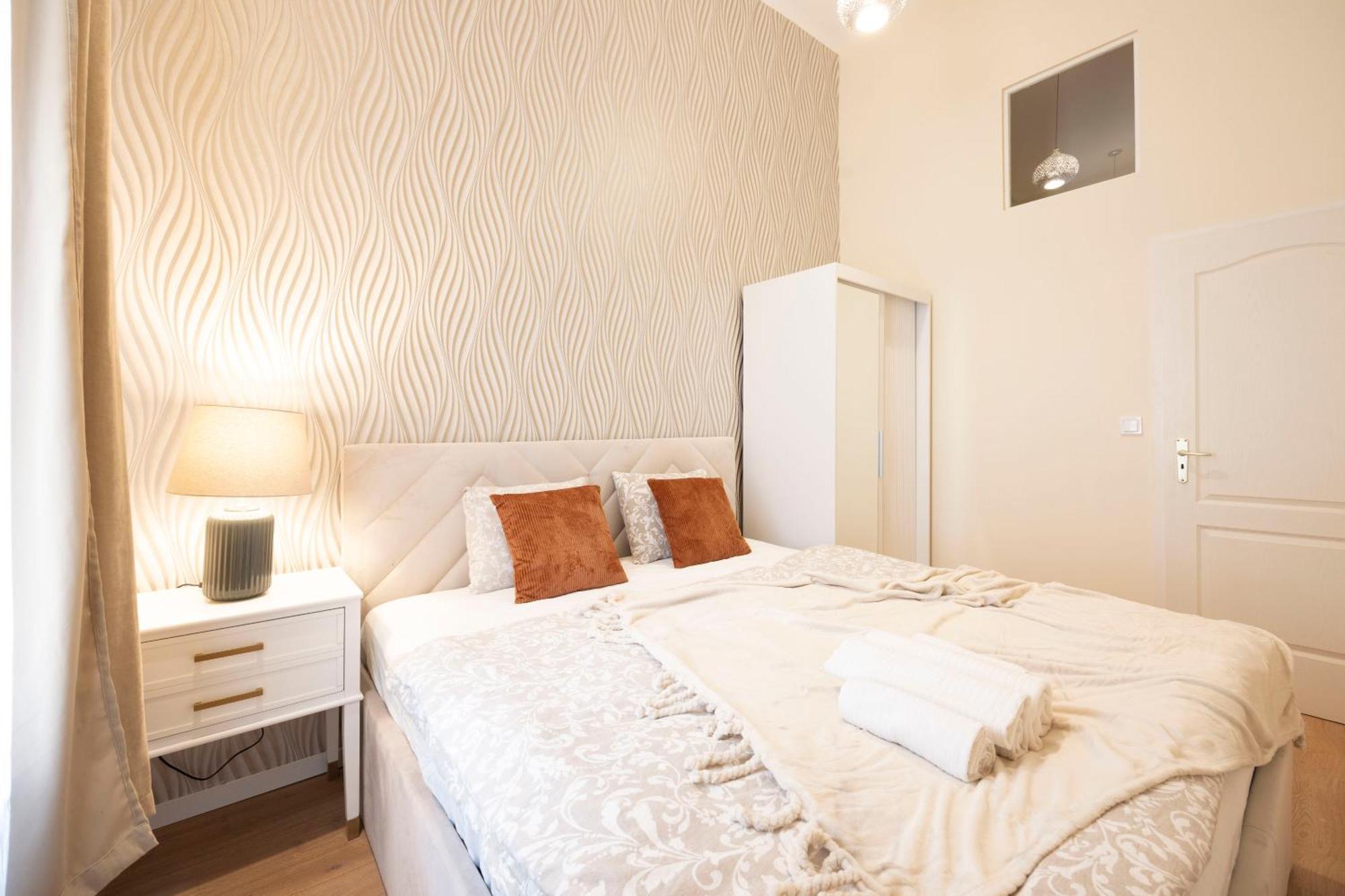 Cozy Boulevard Apartment In The Heart Of บูดาเปสต์ ภายนอก รูปภาพ