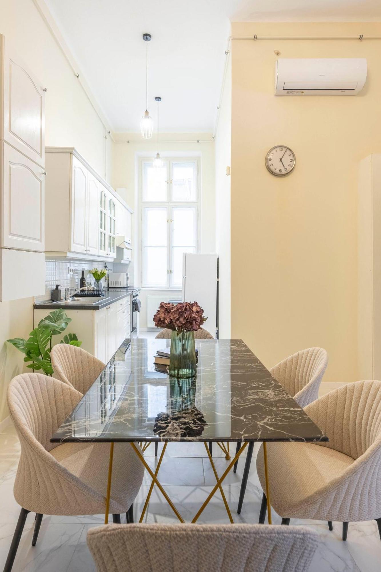 Cozy Boulevard Apartment In The Heart Of บูดาเปสต์ ภายนอก รูปภาพ