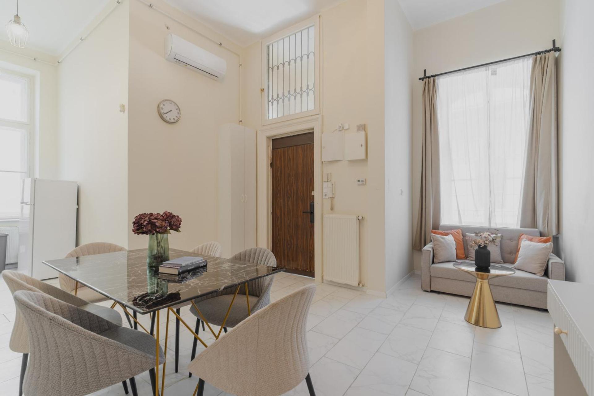 Cozy Boulevard Apartment In The Heart Of บูดาเปสต์ ภายนอก รูปภาพ